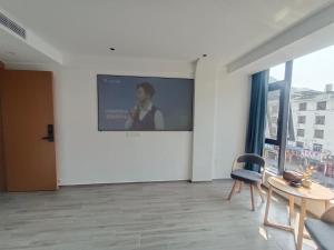 salon z ekranem projekcyjnym na ścianie w obiekcie Huang Mountain Wangfeng Hotel w mieście Huangshan