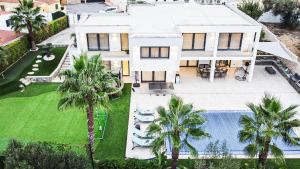 une vue aérienne d'une maison avec piscine dans l'établissement Villa Moroz - BY BEDZY, à Almancil