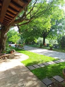 une passerelle dans un parc planté d'arbres et d'herbe dans l'établissement All'Ombra di San Damiano, à Assise