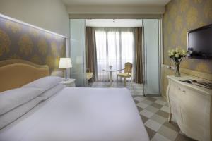 Postel nebo postele na pokoji v ubytování UNA Hotels Expo Fiera Milano