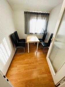 a room with a table and chairs and a window at Wohnung in Oberesslingen