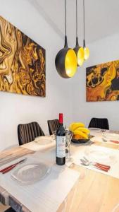 butelkę wina siedzącą na stole w obiekcie Turegatan Top Class Apartment w Sztokholmie