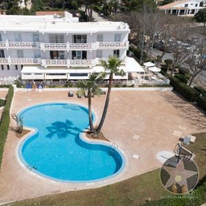 an image of a swimming pool at a resort at Apartamento 4 en primera linea de mar in Santo Tomás
