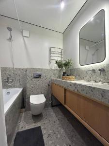 uma casa de banho com um WC, um lavatório e uma banheira em Апартаменти в центрі на Проскурівського Підпілля em Khmelʼnytsʼkyy