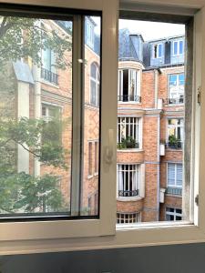 パリにあるル シャルグランのレンガ造りの建物を望む窓