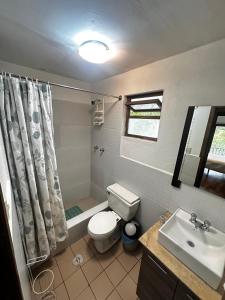Koupelna v ubytování Apartamentos Otorongo Cuenca Ecuador