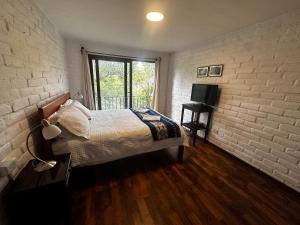 Postel nebo postele na pokoji v ubytování Apartamentos Otorongo Cuenca Ecuador