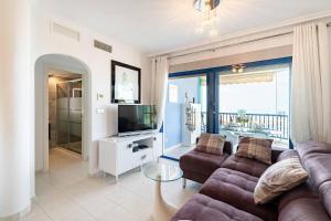 Ruang duduk di Lovely appartment with stunning sea view, 2nd floor