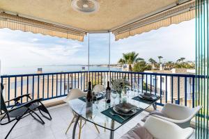 オリフエラ・コスタにあるLovely appartment with stunning sea view, 2nd floorの海の景色を望むダイニングルーム