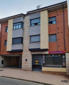 un bâtiment situé sur le côté d'une rue dans l'établissement Arboleda Centro, à Soria