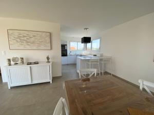 Kuchyň nebo kuchyňský kout v ubytování B&B Sangatte-Calais - Terrasse vue Mer - 2 min à pied de la plage