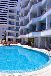 فندق ساندي سبرينغ في باتايا سنترال: حمام سباحة أمام مبنى