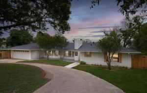 Casa blanca con entrada en Director's Cut - A Birdy Vacation Rental en San Antonio