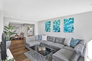 Seating area sa Private Pool 3BR with Lakefront view
