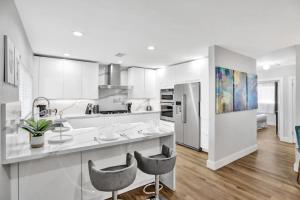 Kitchen o kitchenette sa Private Pool 3BR with Lakefront view
