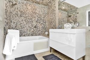Bathroom sa Private Pool 3BR with Lakefront view