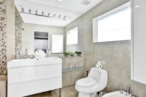 Bathroom sa Private Pool 3BR with Lakefront view