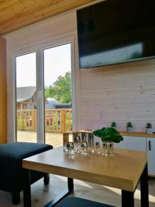 drewniany stół z okularami w salonie w obiekcie sunset cabin on the beach w mieście Wapnica