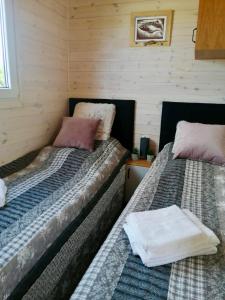 Postel nebo postele na pokoji v ubytování sunset cabin on the beach