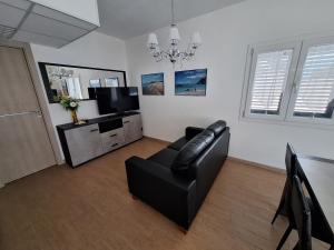 Et tv og/eller underholdning på Appartamento lungo via del mare