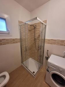 Et badeværelse på Appartamento lungo via del mare