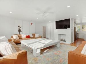 uma sala de estar com uma mesa branca e uma lareira em Pink Pearl By the Sea 8 Bedroom em Tybee Island