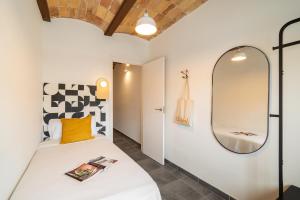 a bedroom with a bed and a mirror at Collblanc Apartment by Olala Homes in Hospitalet de Llobregat