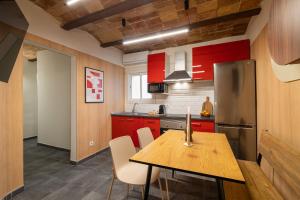 Kuchyňa alebo kuchynka v ubytovaní Collblanc Apartment by Olala Homes