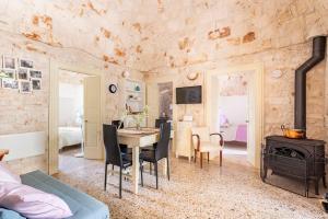 sala de estar con mesa y fogones en I Trulli di Zizì, en Selva di Fasano