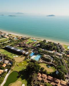 uma vista aérea de um resort e do oceano em A Concept Hotel & Spa em Búzios