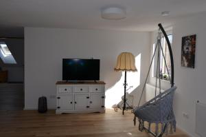 TV a/nebo společenská místnost v ubytování Ferienwohnung Koldas DG
