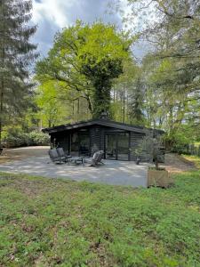 een kleine hut midden in een park bij The Four Oaks House in Garderen