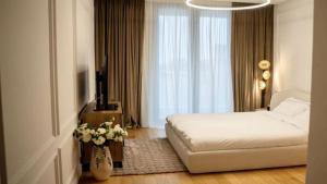 ein Hotelzimmer mit einem Bett und einem Fenster in der Unterkunft Turegatan Top Class Apartment in Stockholm