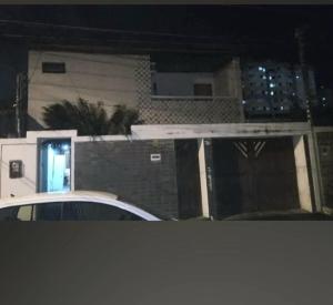 um carro estacionado em frente a uma casa à noite em Residencial 791 em Maceió