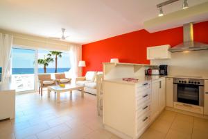 a kitchen and living room with a view of the ocean at Apartamento 5 en Primera linea de mar in Santo Tomás