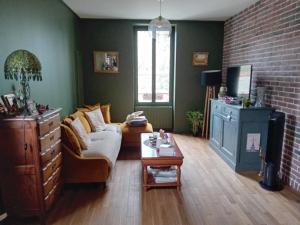 un soggiorno con divano e tavolo di Bois d'Yevre a Vierzon