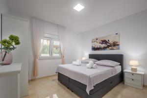 - une chambre avec un lit et 2 serviettes blanches dans l'établissement Villa Shaula 1, à Bilice