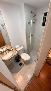 a bathroom with a shower and a toilet and a sink at Apartamento Maravilhoso Perfeito in Sao Paulo