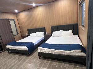 duas camas num pequeno quarto num quarto em The mountain Sea View em Vung Tau