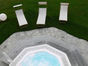Bazén v ubytování Hotel Chalet Dlaces nebo v jeho okolí