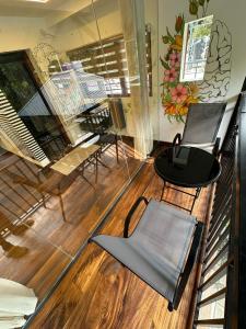 Zimmer mit einem Tisch, Stühlen und einem Klavier in der Unterkunft Mickey Homestay in Thekkady