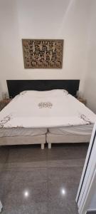 カンヌにあるOne Bedroom Carré d'Or Cannesの白い毛布が付いたベッドルームのベッド1台
