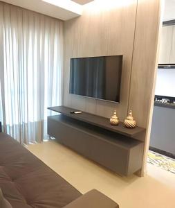 uma sala de estar com uma televisão de ecrã plano na parede em AP Lindo, novo no Gravatá/Beto Carreiro 5min em Navegantes