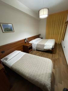een hotelkamer met 2 bedden en een lamp bij Fd Lorichella in Lorica