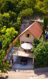 una vista aérea de una casa con sombrilla en Panoráma Csopak en Csopak