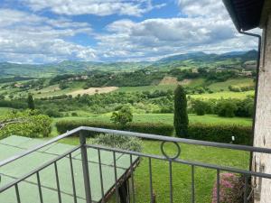 einen Blick auf die sanften Hügel vom Balkon eines Hauses in der Unterkunft Villa Colticciola Agriturismo Marche in Cagli