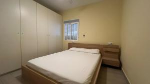 Un dormitorio pequeño con una cama y una ventana. en Camping San Javier, en San Javier 37 fotos más