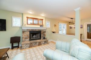 - un salon avec un canapé et une cheminée dans l'établissement Tranquility Beach House - Beautiful cape cod style home just a short walk to Oak Street beach access, à South Haven