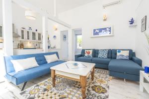 a living room with blue couches and a coffee table at Belle maison bleu azur in Six-Fours-les-Plages