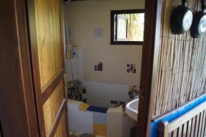 La casita del jardinero في لوس يانوس دي أريداني: حمام مع حوض ومغسلة ومرحاض